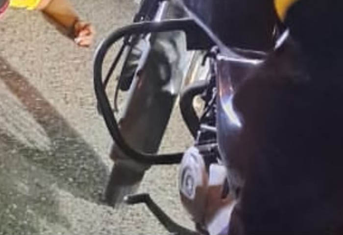 Choque de carro y moto dejó a una mujer herida