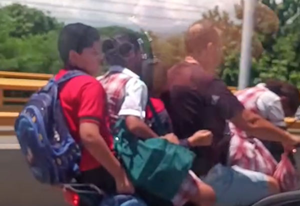 EN VIDEO: Padre de familia fue captado movilizando a cuatro menores en una moto en El Rodadero