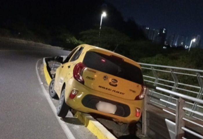 Taxista casi se mata al perder el control y chocar con baranda