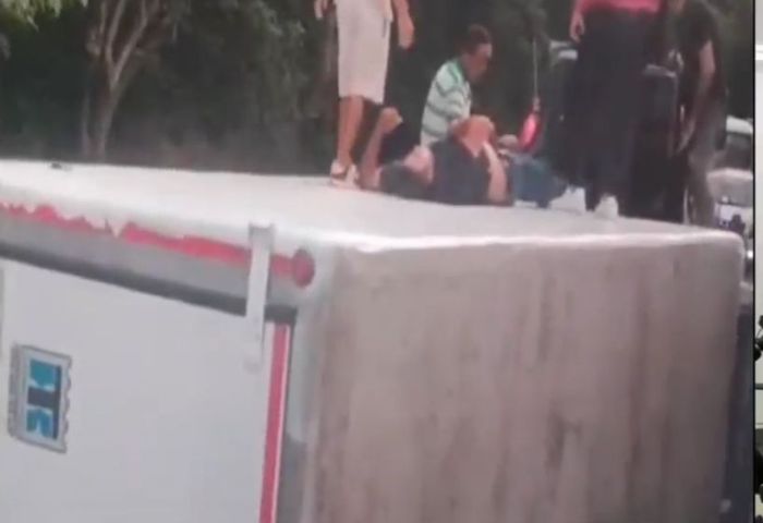 Choque de furgón y ‘mula’ dejó un herido