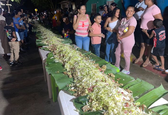 Riofrío preparó la ‘Salchiguineo’ más grande del mundo