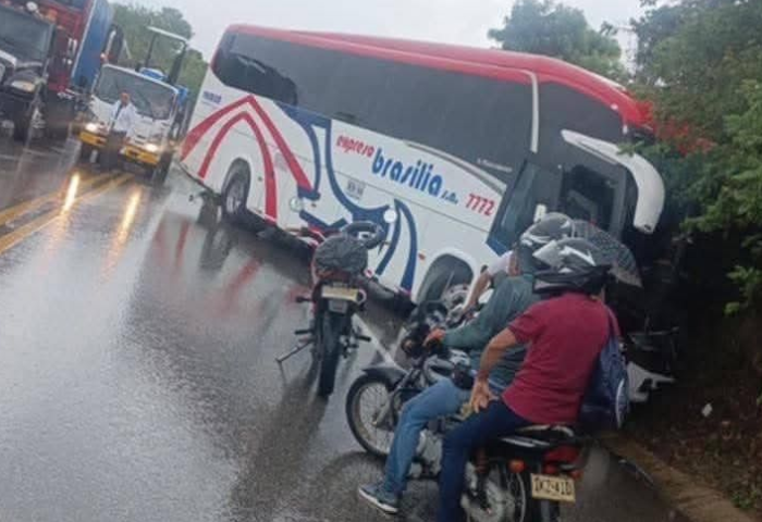 Choque de bus y tractomula dejó un herido