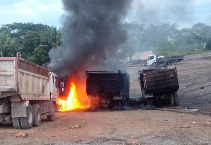 Presuntos integrantes del ELN incineran maquinaria amarilla en Curumaní