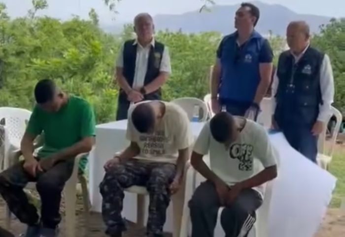 Autodefensas de la Sierra entregaron a la Defensoría a tres del Clan del Golfo