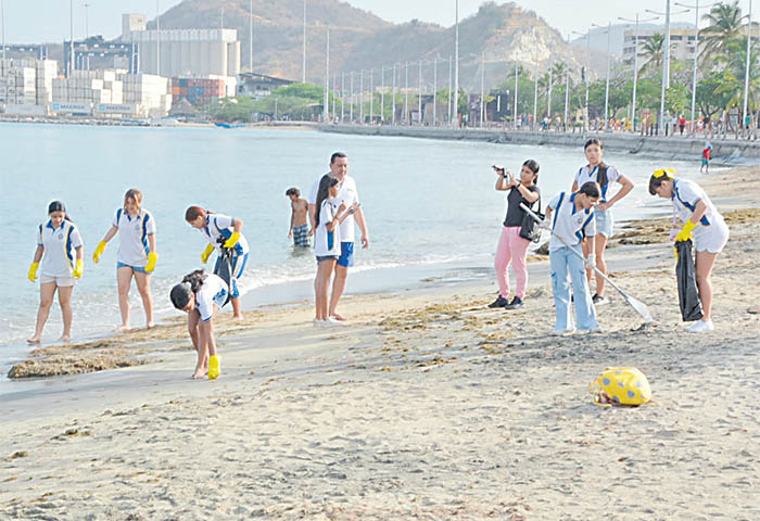 Estudiantes de La Milagrosa lideran limpieza de la playa