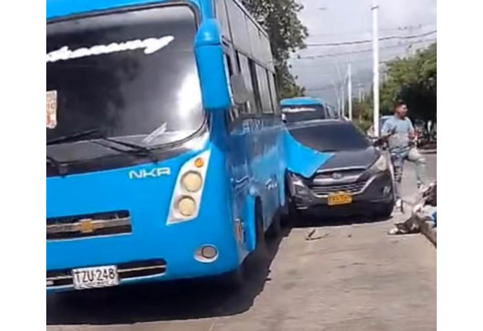 Camioneta chocó con bus ‘anafe’: no hubo heridos