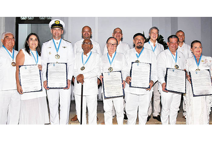 8 personalidades y 2 instituciones recibieron la ‘Gran Cruz de Bastidas’