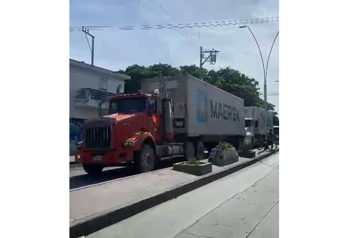 EN VIDEO: Tractomulas generan caos en la Avenida del Ferrocarril tras cierre de la Vía Alterna por emergencia sanitaria