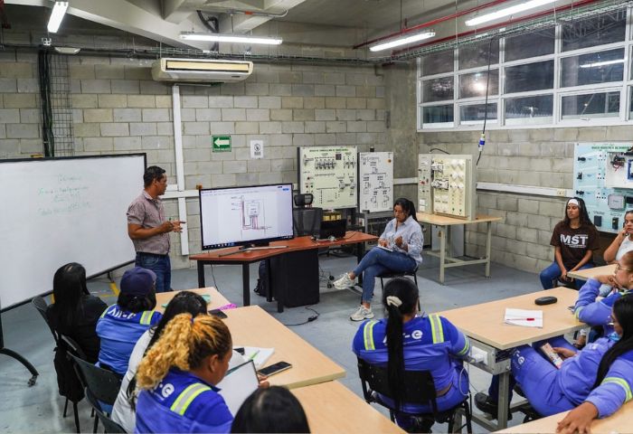 50 mujeres, ahora son técnicas electricistas