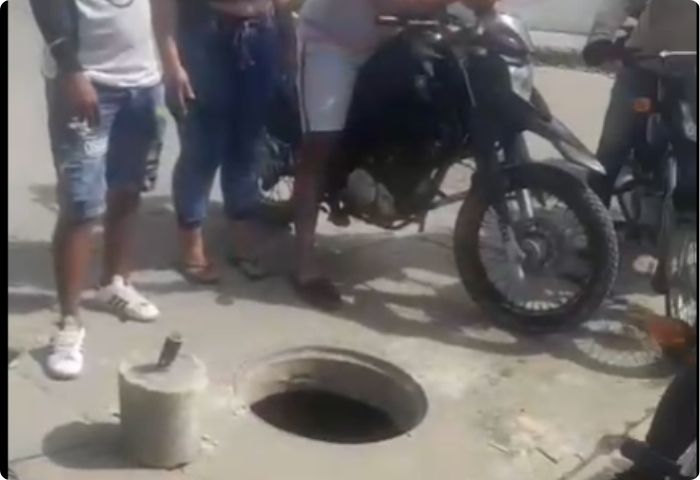 Motociclista cayó en alcantarilla sin tapa y casi muere