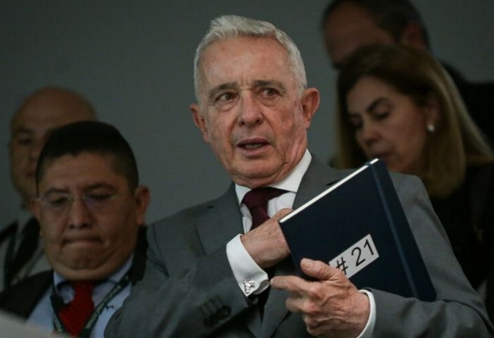 Defensa de Álvaro Uribe señala que Cadena actuó por cuenta propia y no por instrucciones