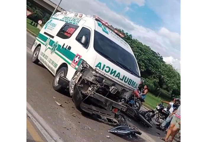 Ambulancia arrolló y por poco mata a motociclista