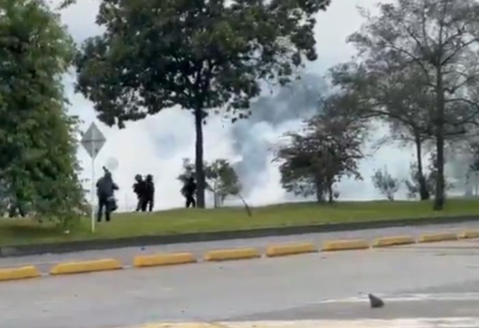 Cuatro policías heridos por flechas en medio de disturbios cerca de Embajada de EE. UU. en Bogotá