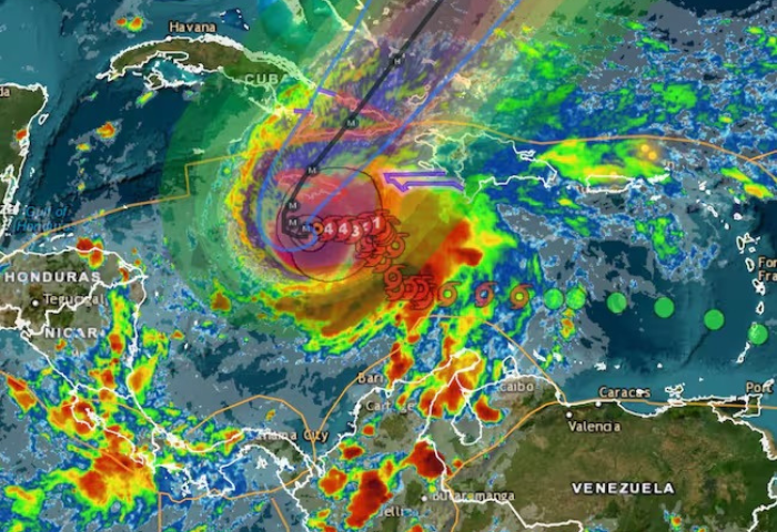 ‘Melissa’ en categoría 2, se aleja del mar Caribe, pero siguen las lluvias
