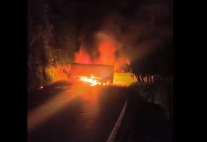 Choque entre dos tractocamiones provoca incendio y cierre temporal en la vía Ibagué–Cajamarca