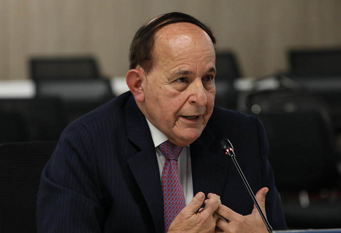 Álvaro Ashton denuncia los nexos de empresarios con paramilitares