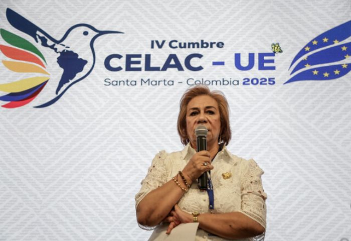 "No todo vale en la política y no se respeta el DIH": canciller sobre EE. UU.