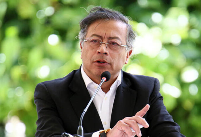 Petro ordena el restablecimiento del servicio aéreo civil con Venezuela
