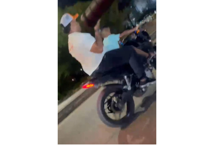 Denuncian que padre dejó conducir a su hijo menor mientras chateaba