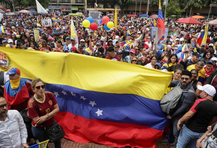 200 venezolanos se manifiestan en Barcelona contra Maduro y a favor de Machado