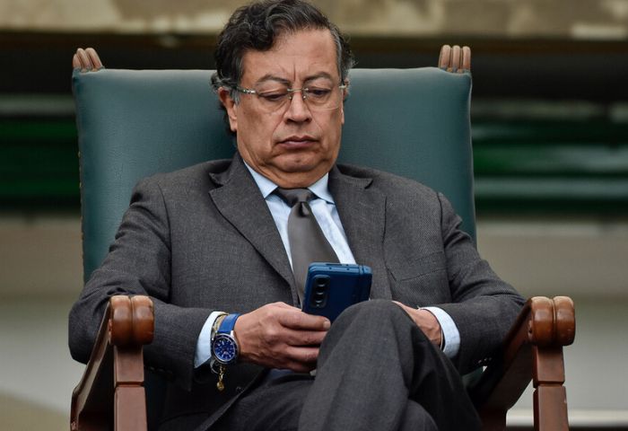 Si quieren impedir que me comunique, deben cambiar la Constitución: Petro