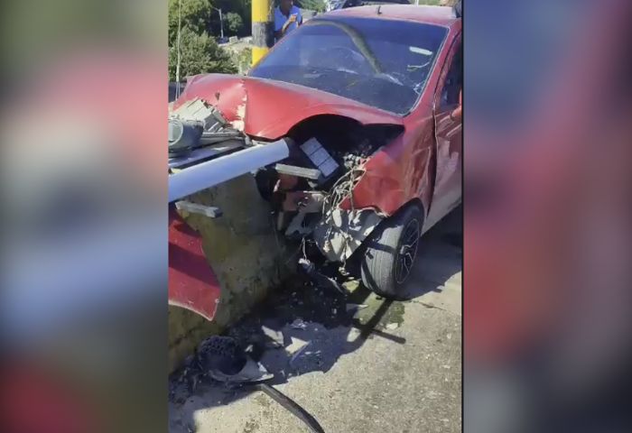 Conductor perdió el control, chocó con muro y casi muere