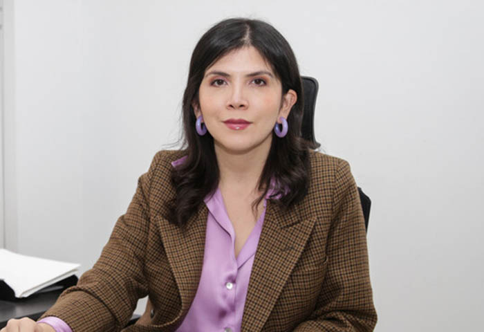 Periodista que destapó falsos médicos enfrenta nuevo acoso judicial