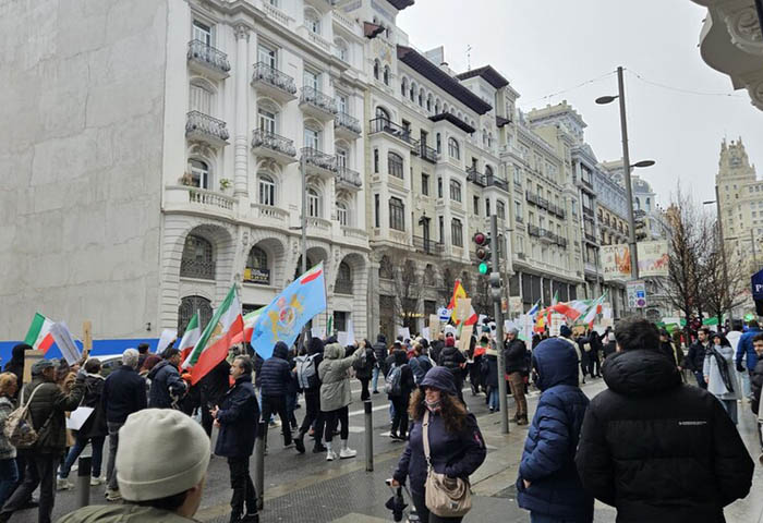 Simpatizantes del hijo del sah marchan por Madrid
