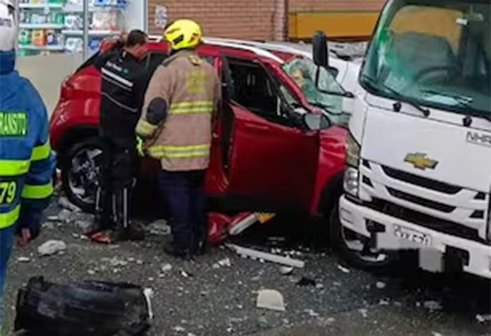 Un vehículo cayó desde el tercer piso de un parqueadero en la ciudad de Manizales