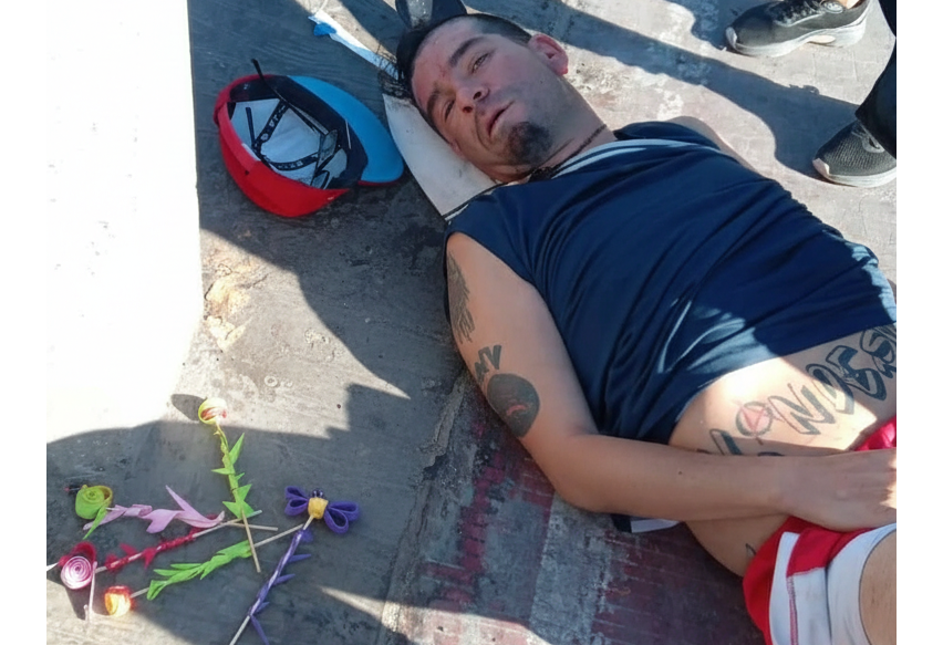 Moto lo atropelló y por poco lo mata