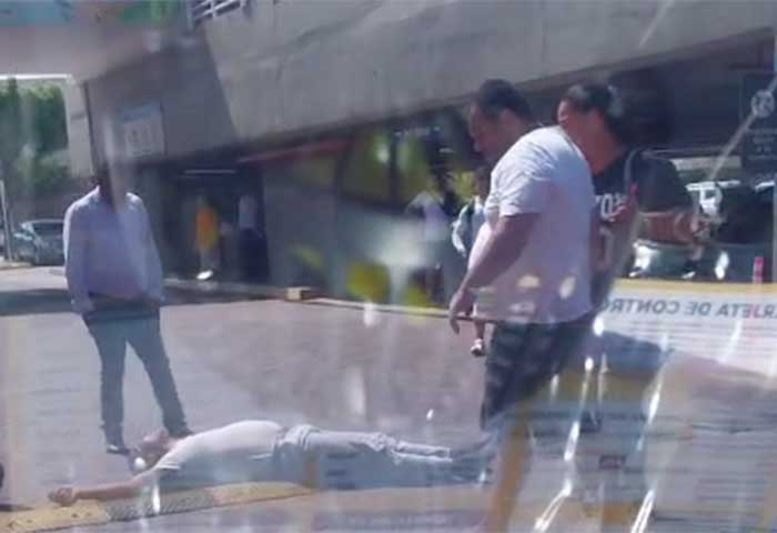 Pasajero ‘privó’ de una patada a un taxista por cobro excesivo