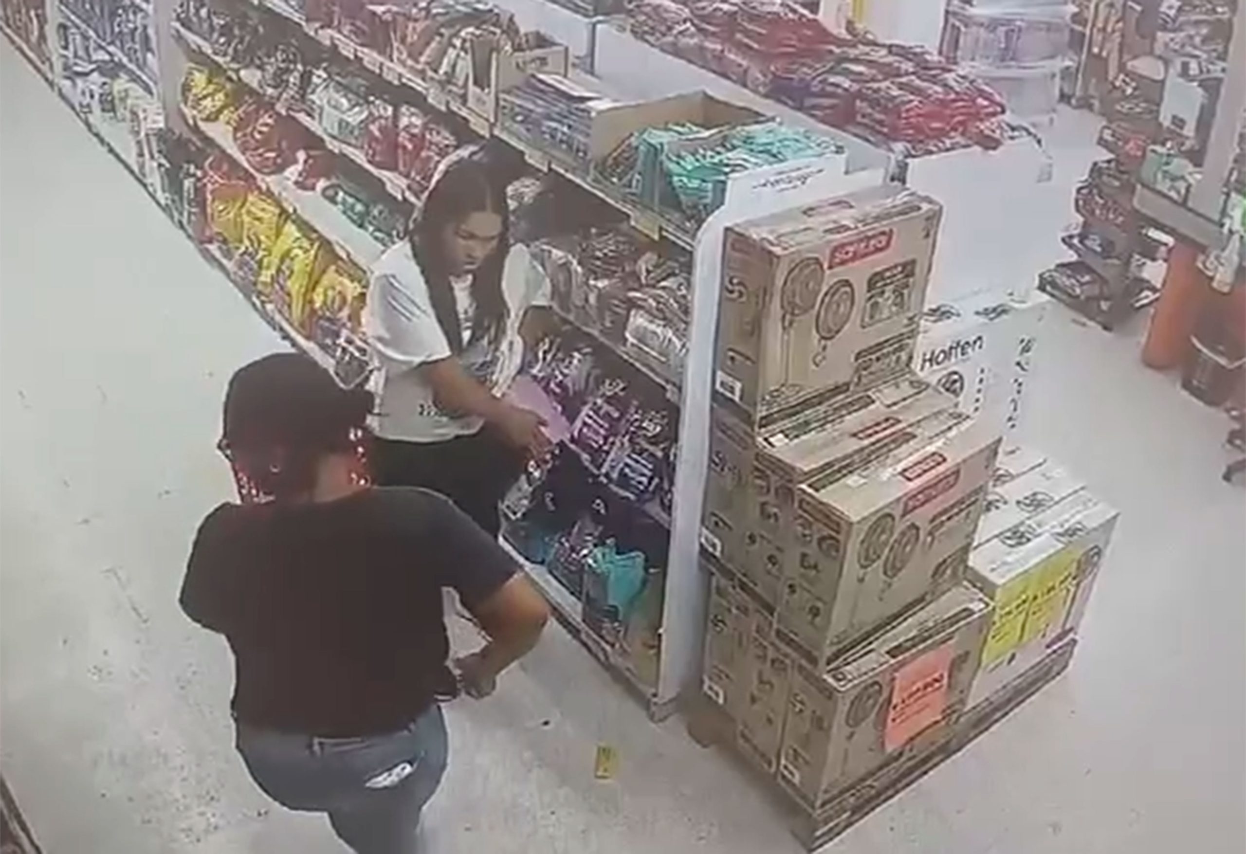 EN VIDEO: Mujeres se hicieron pasar por clientes para robar en supermercado