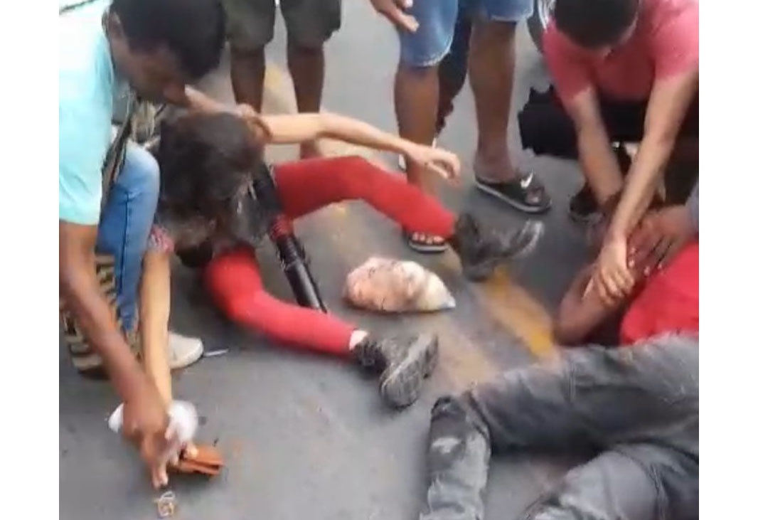 Choque de moto dejó dos heridos