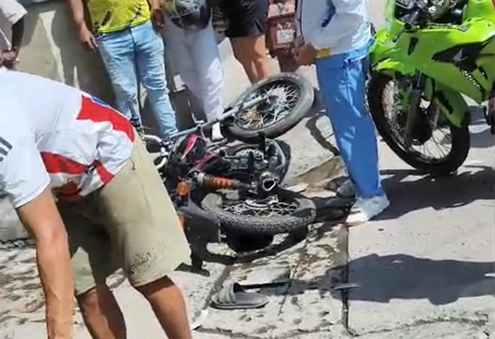 Choque de taxi y moto dejó dos heridos en el Centro Histórico