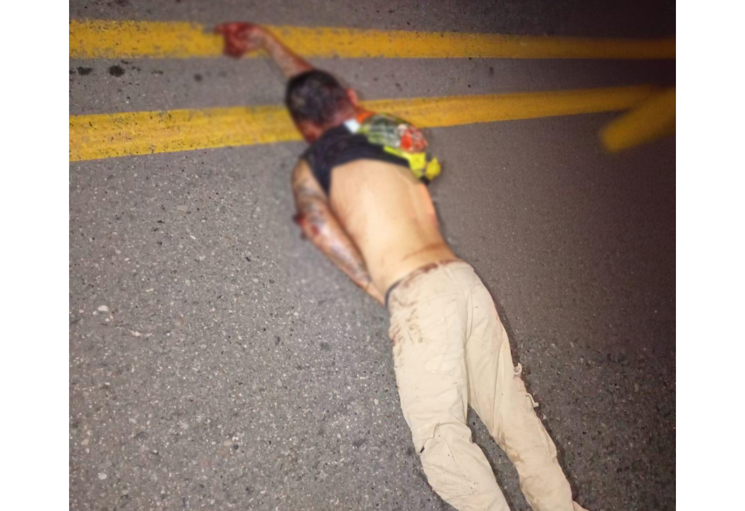 En mitad de la vía fue hallado herido a puñal