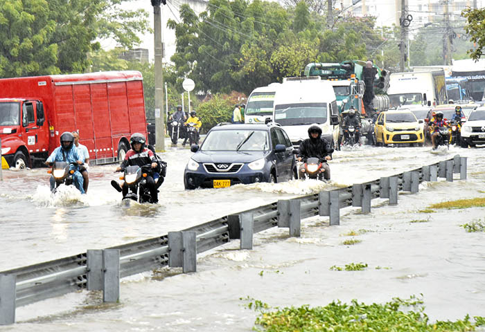 Más de 24 horas de lluvias dejaron calles inundadas, escuelas y comercios cerrados