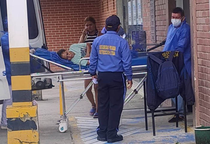 Mujer quedó en UCI al ser atacada a cuchillo