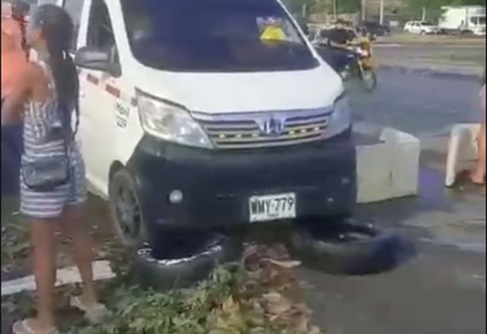 EN VIDEO: Familias afectadas por lluvias bloquean la Troncal del Caribe y exigen atención urgente