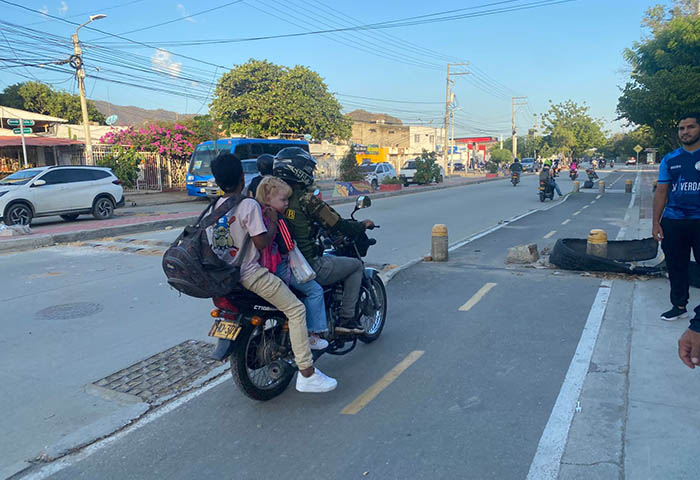 Motociclistas invaden cicloruta y ponen en riesgo vida de estudiantes