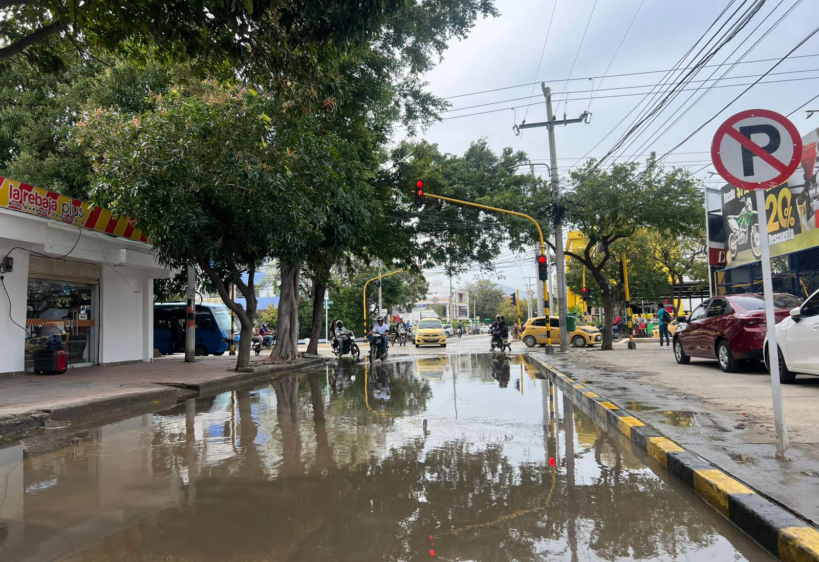 Essmar le vuelve a fallar a los samarios: aguas residuales inundan la Avenida del Libertador