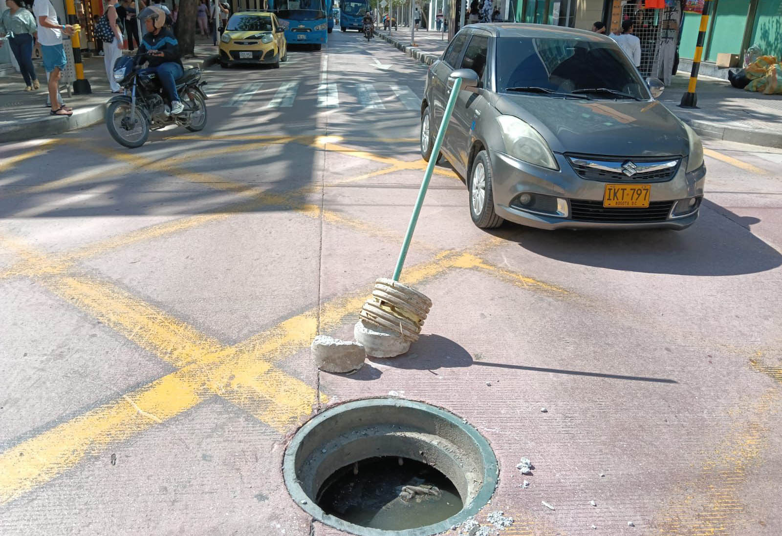 Alcantarilla destapada se convierte en una trampa mortal en plena Carrera Quinta