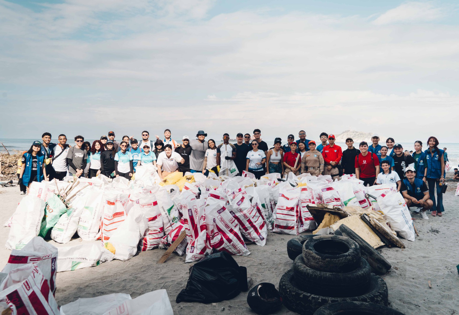 Playa Los Cocos recibió una jornada de limpieza ambiental