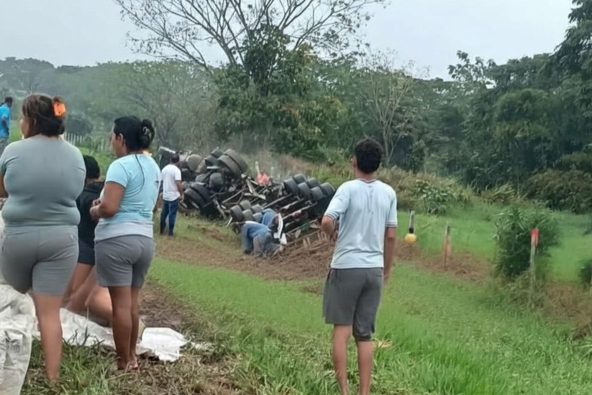 Se volcó tractocamión cargado de cemento y vándalos lo robaron