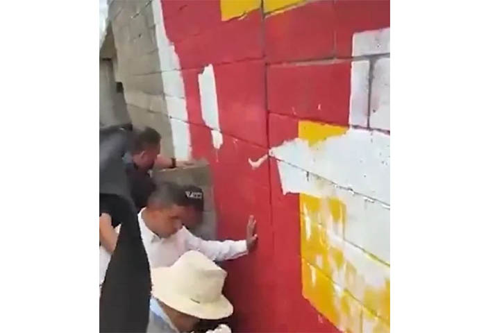 Gobernador de Antioquia rechaza mural pintado frente a la casa de Uribe
