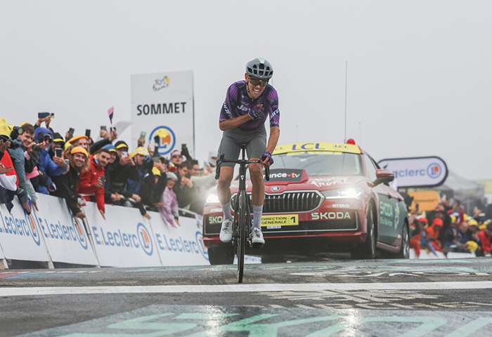 Vingegaard conquista su tercera etapa y se viste de rosa