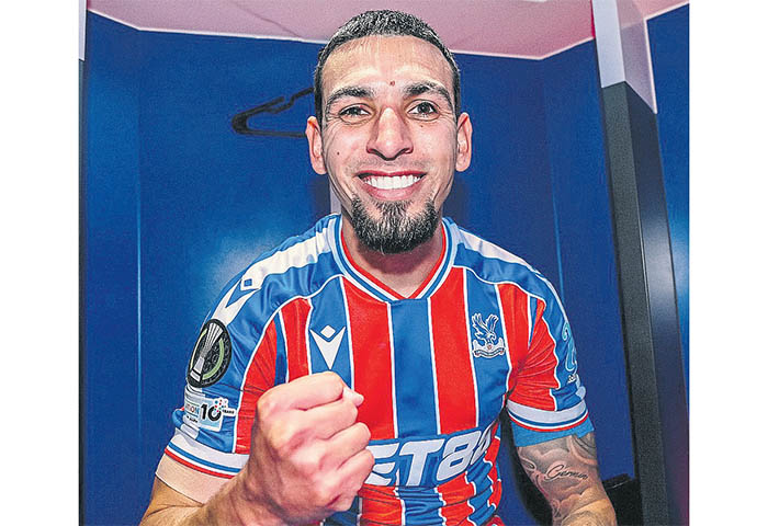 Crystal Palace homenajeó a Daniel Muñoz