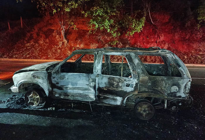 Incendio redujo a cenizas un vehículo