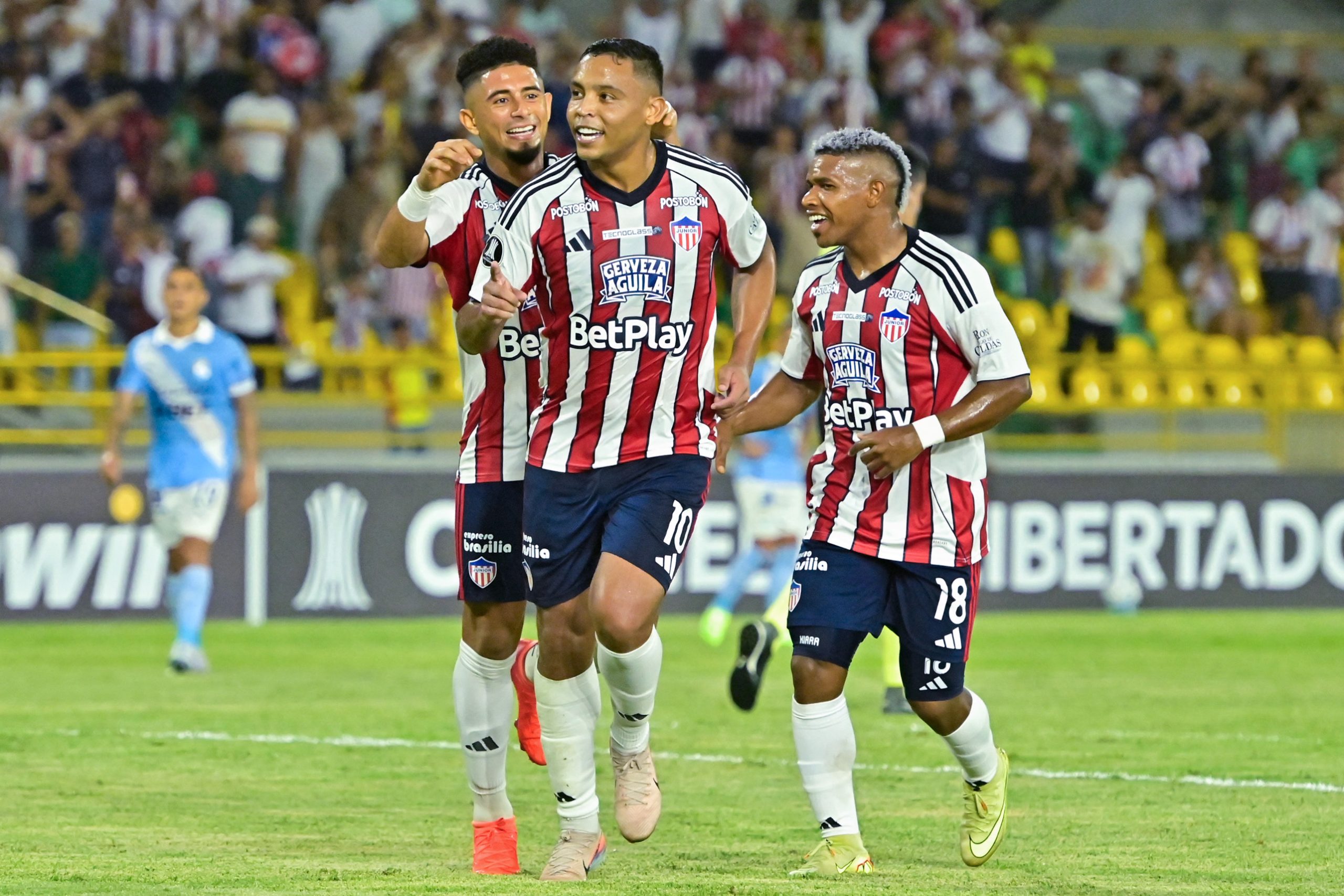 Junior ganó y mantiene la ilusión