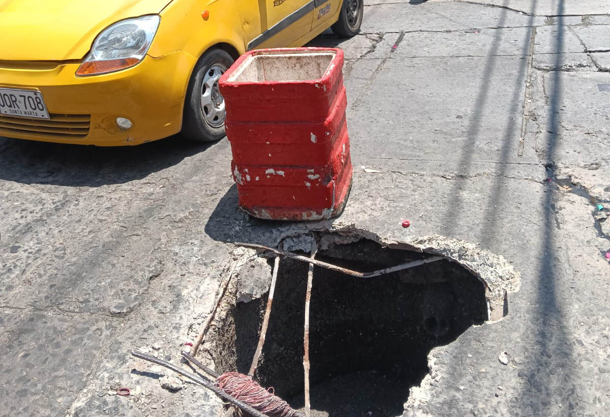 Peligro en la vía, por alcantarilla sin tapa