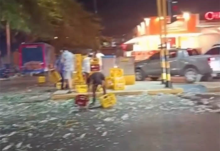 Canasteros cayeron de camión de Postobón y causaron caos vehicular en av. del Ferrocarril